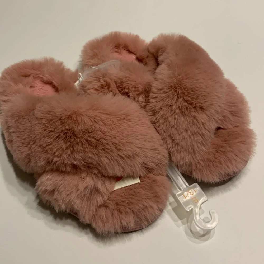 Cat & Jack Girls Brooklyn Crossband Faux Fur Slide Slipper Bundle